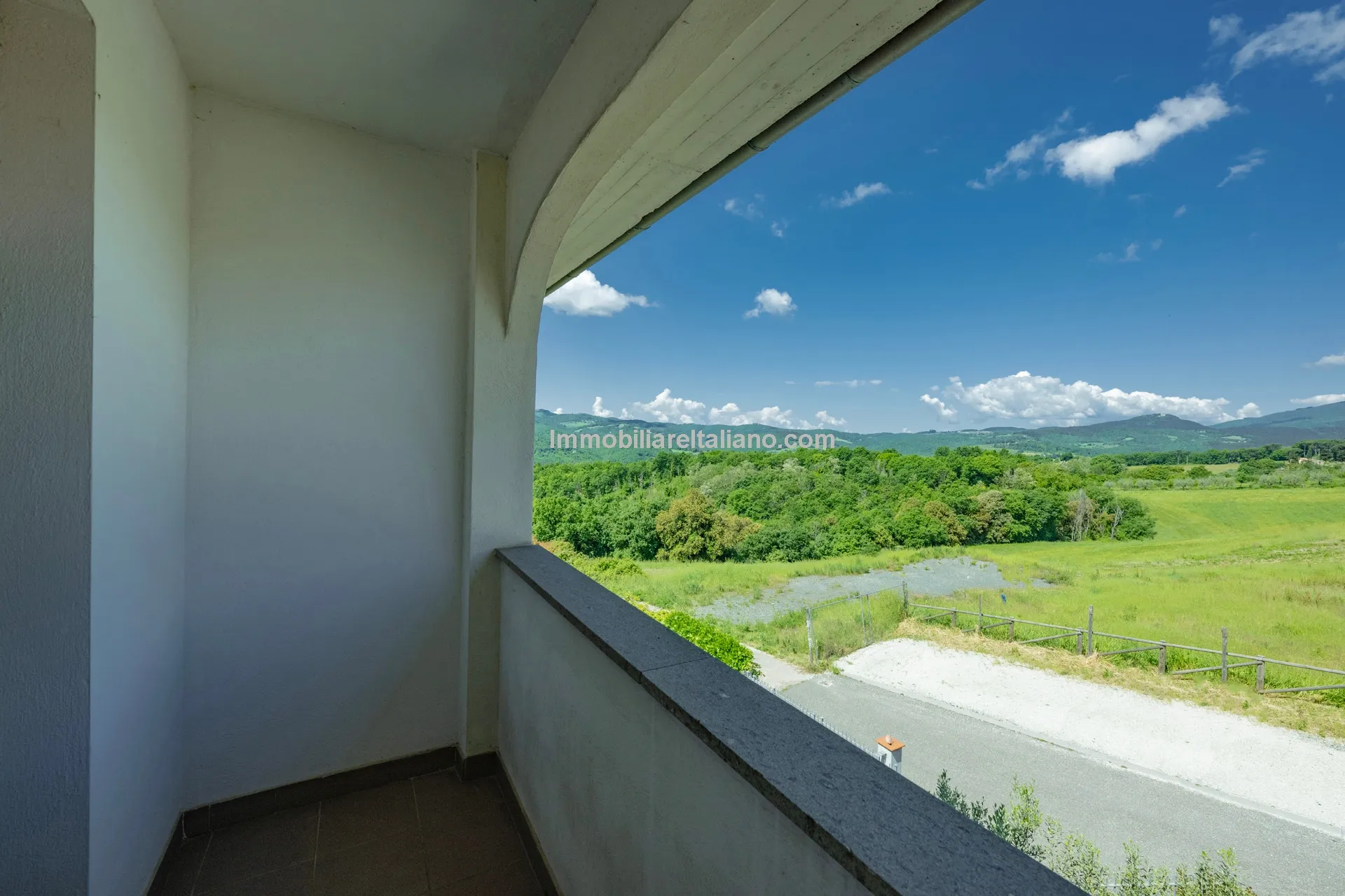 Tuscan Townhouse with Private Garden near Historic Anghiari Centre - View image 35 of 52
