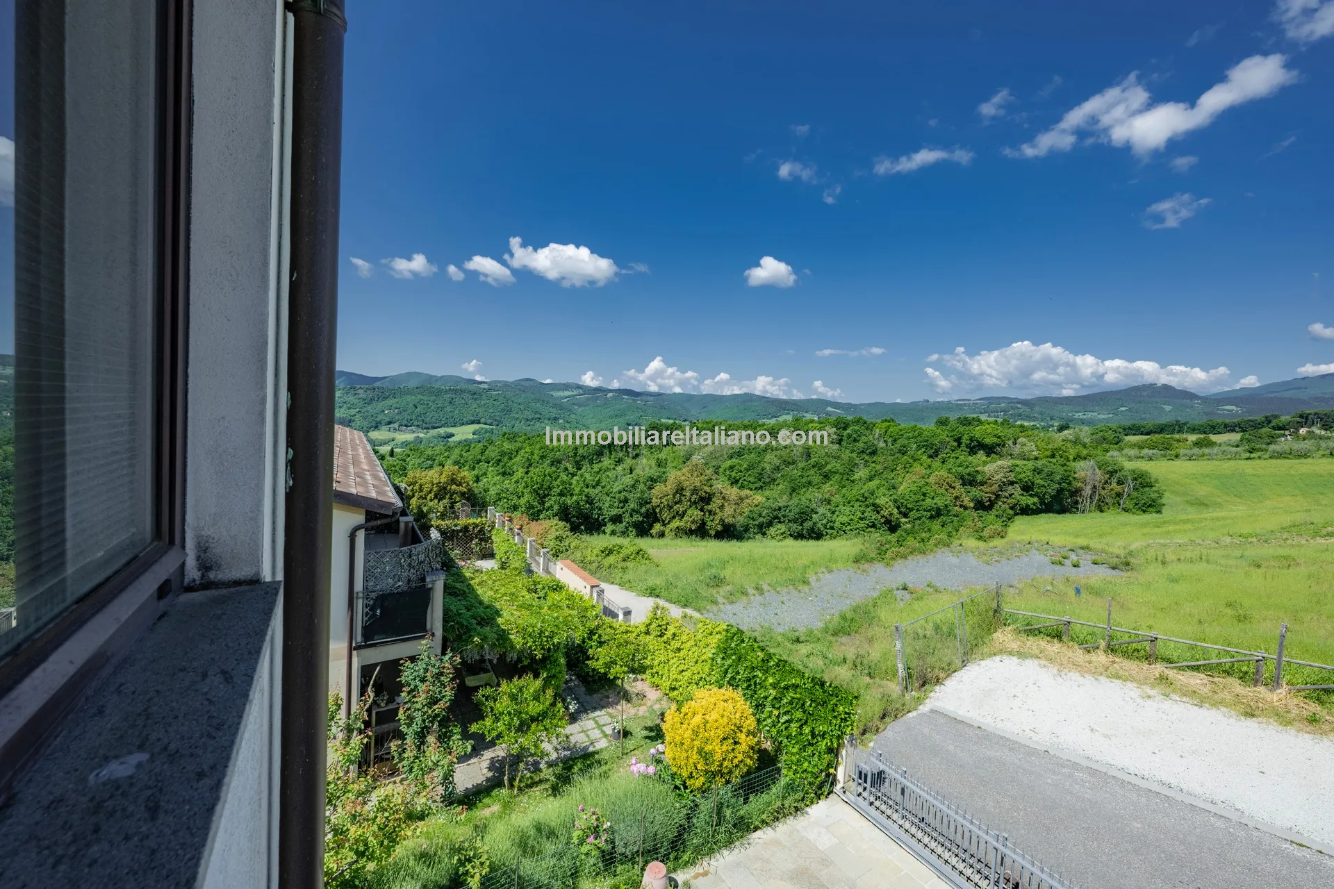 Tuscan Townhouse with Private Garden near Historic Anghiari Centre - View image 41 of 52