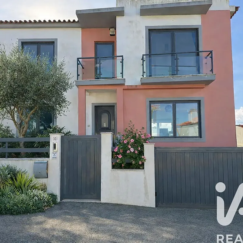 Contemporary 4-Bedroom House with Garden and Parking in Santo Isidoro, Portugal