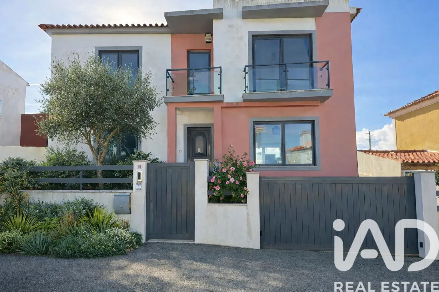 Contemporary 4-Bedroom House with Garden and Parking in Santo Isidoro, Portugal - Image 1