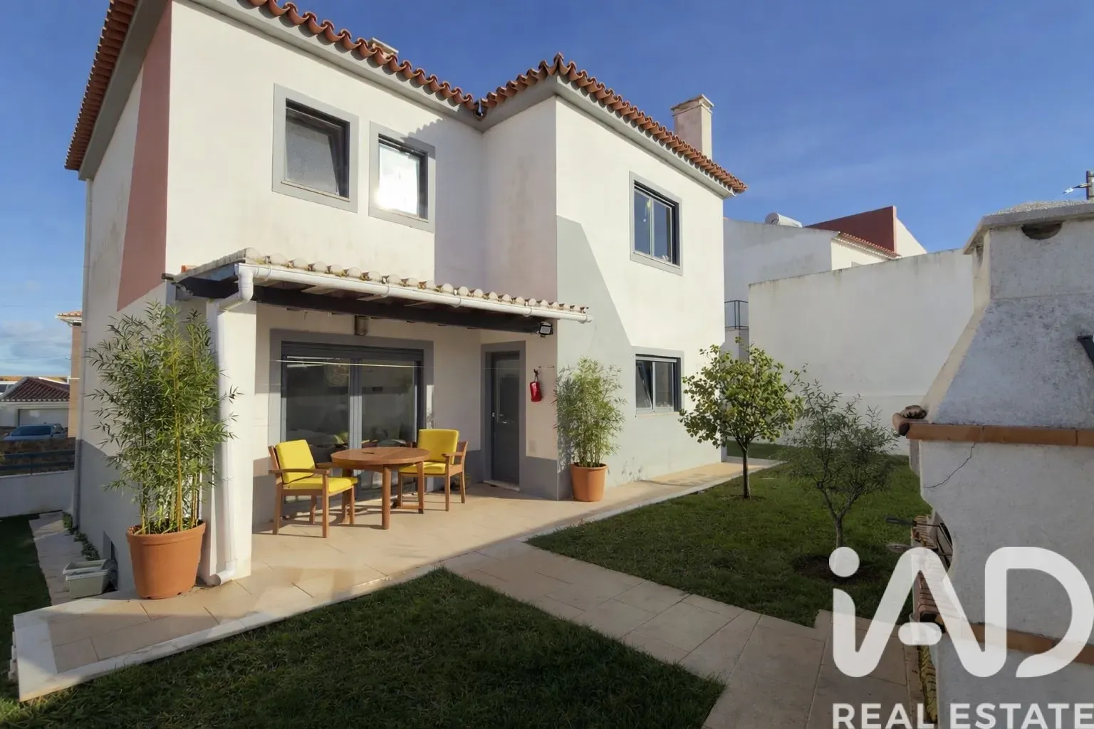 Contemporary 4-Bedroom House with Garden and Parking in Santo Isidoro, Portugal - Image 2