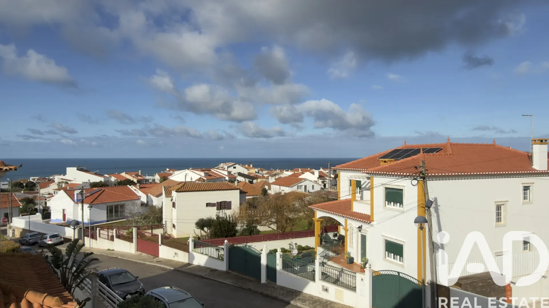 Contemporary 4-Bedroom House with Garden and Parking in Santo Isidoro, Portugal - Image 3