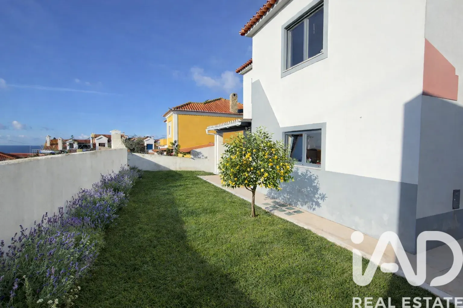 Contemporary 4-Bedroom House with Garden and Parking in Santo Isidoro, Portugal - Image 4