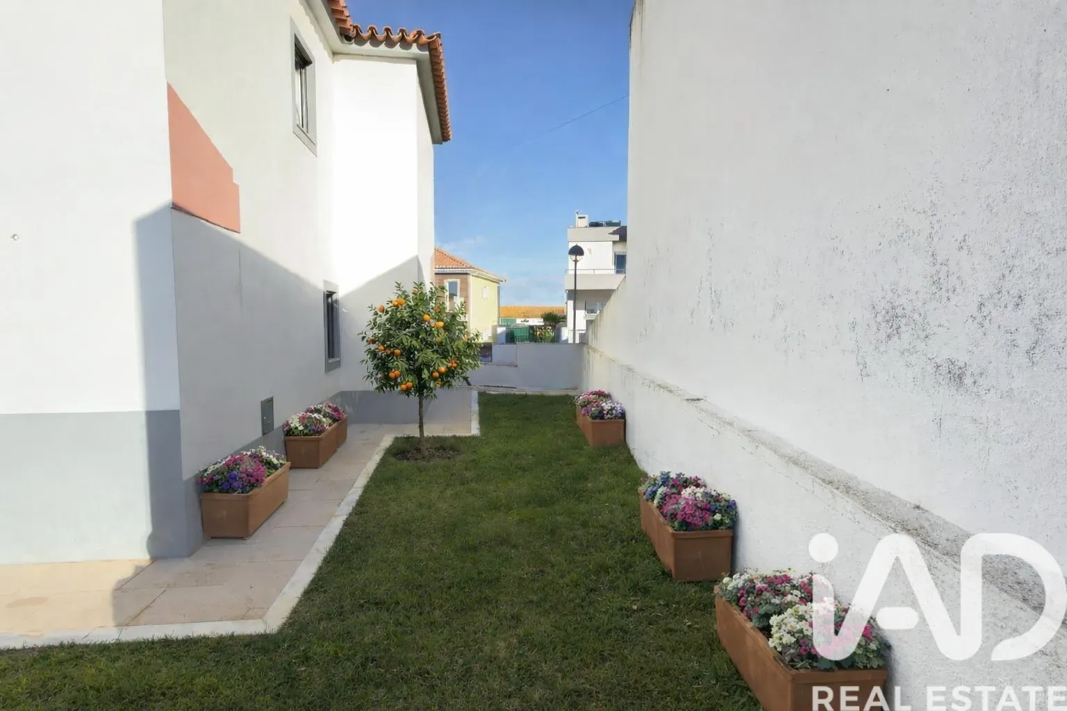 Contemporary 4-Bedroom House with Garden and Parking in Santo Isidoro, Portugal - Image 5