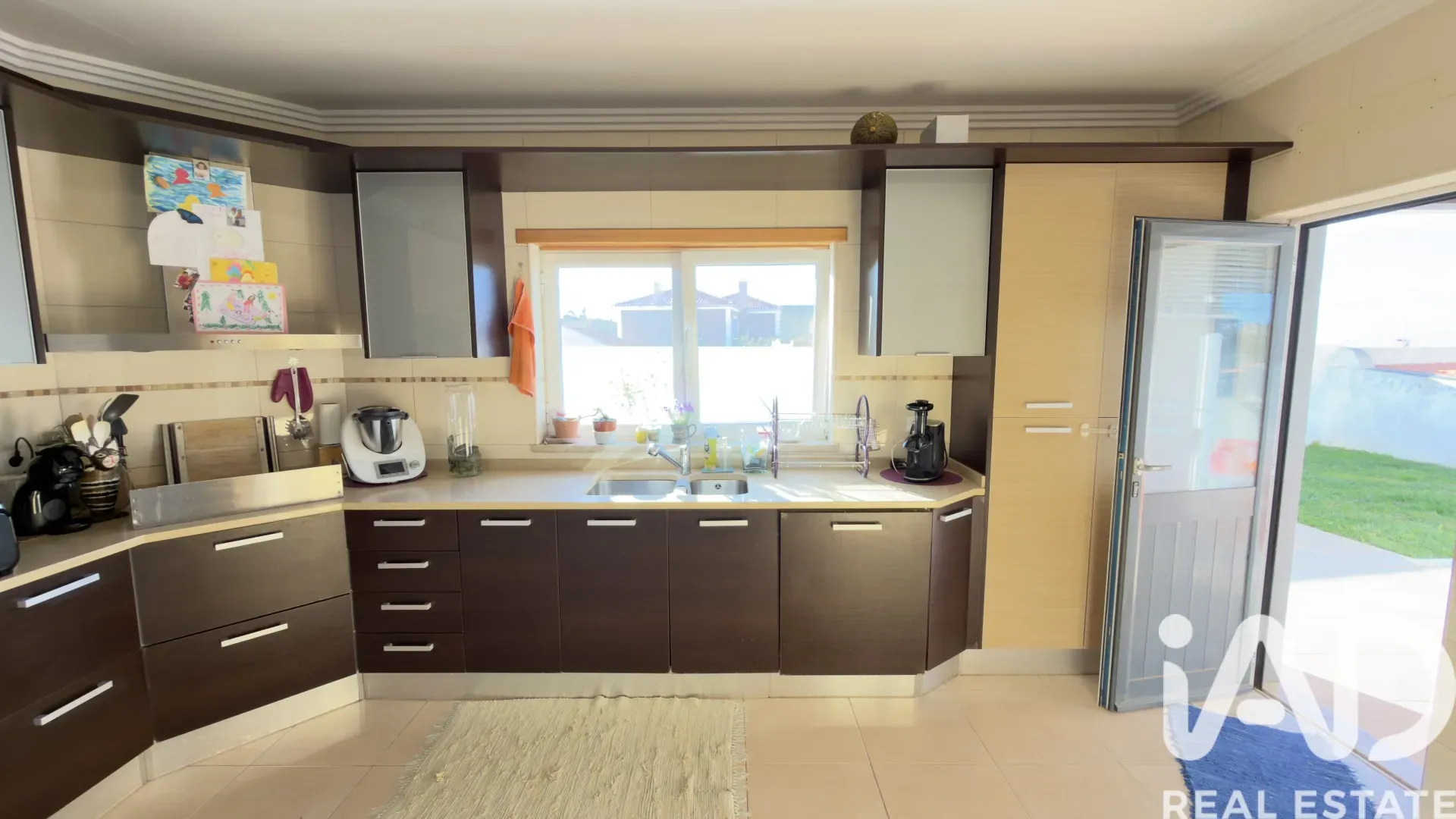 Contemporary 4-Bedroom House with Garden and Parking in Santo Isidoro, Portugal - View image 8 of 29