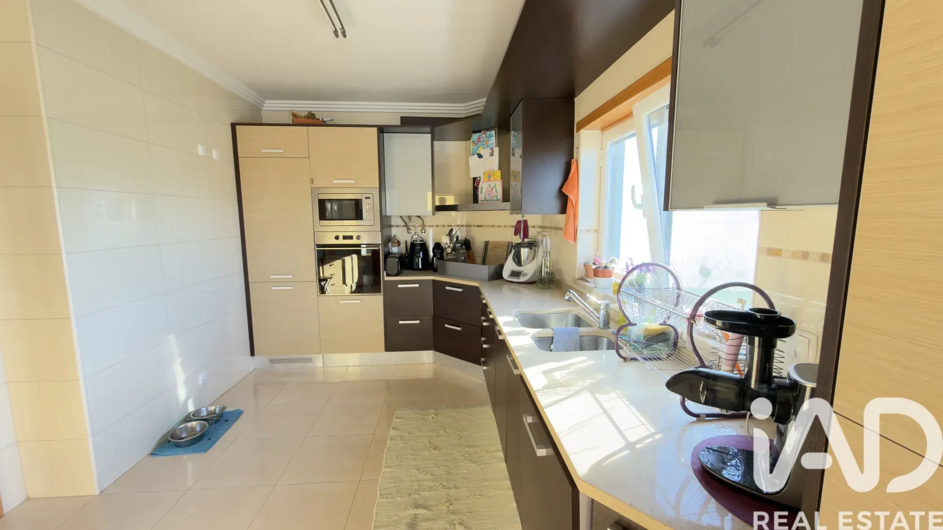 Contemporary 4-Bedroom House with Garden and Parking in Santo Isidoro, Portugal - View image 9 of 29