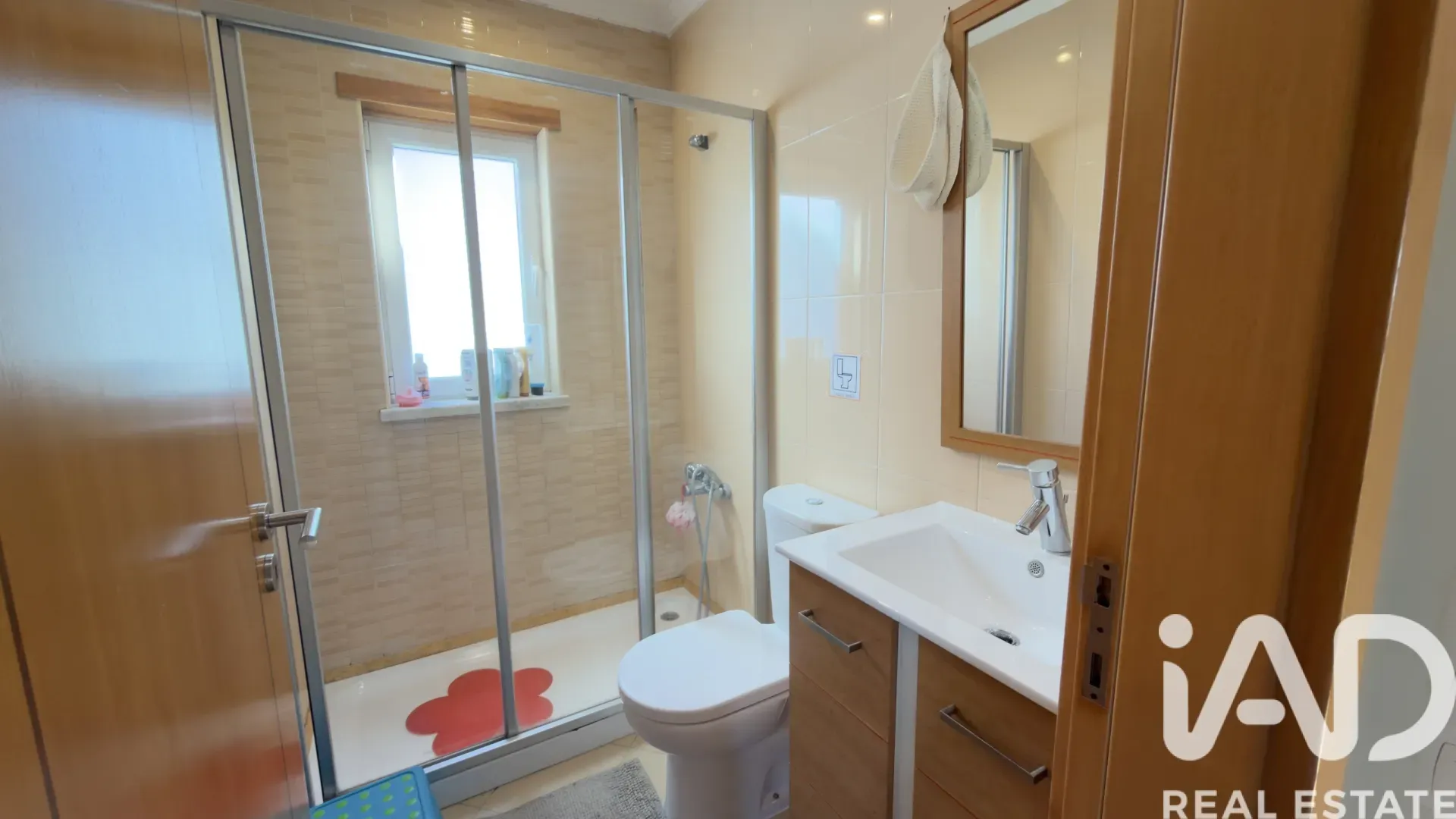 Contemporary 4-Bedroom House with Garden and Parking in Santo Isidoro, Portugal - View image 12 of 29