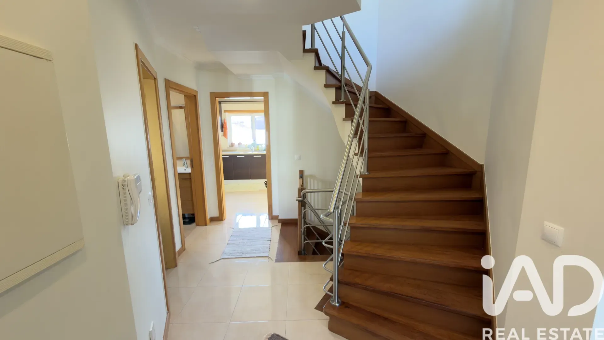 Contemporary 4-Bedroom House with Garden and Parking in Santo Isidoro, Portugal - View image 13 of 29