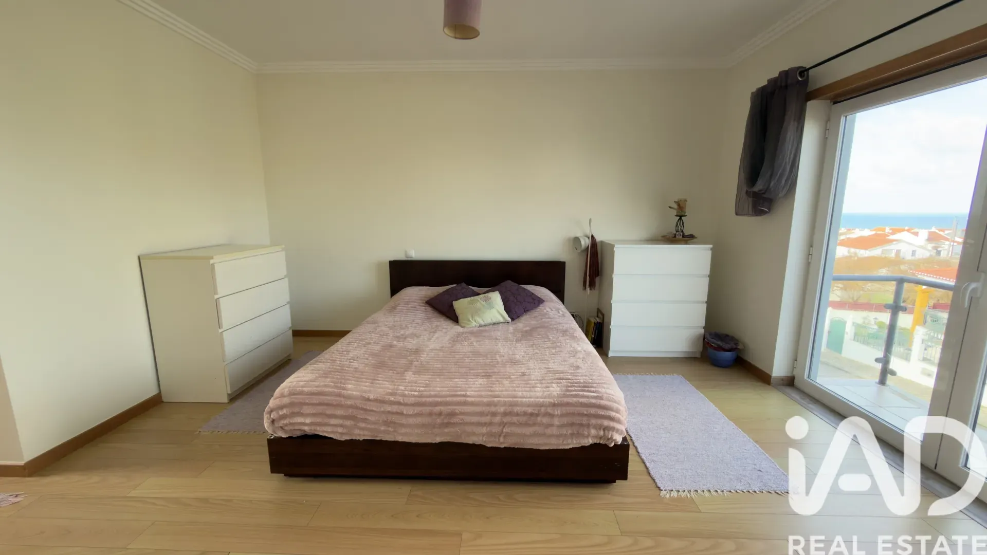 Contemporary 4-Bedroom House with Garden and Parking in Santo Isidoro, Portugal - View image 21 of 29