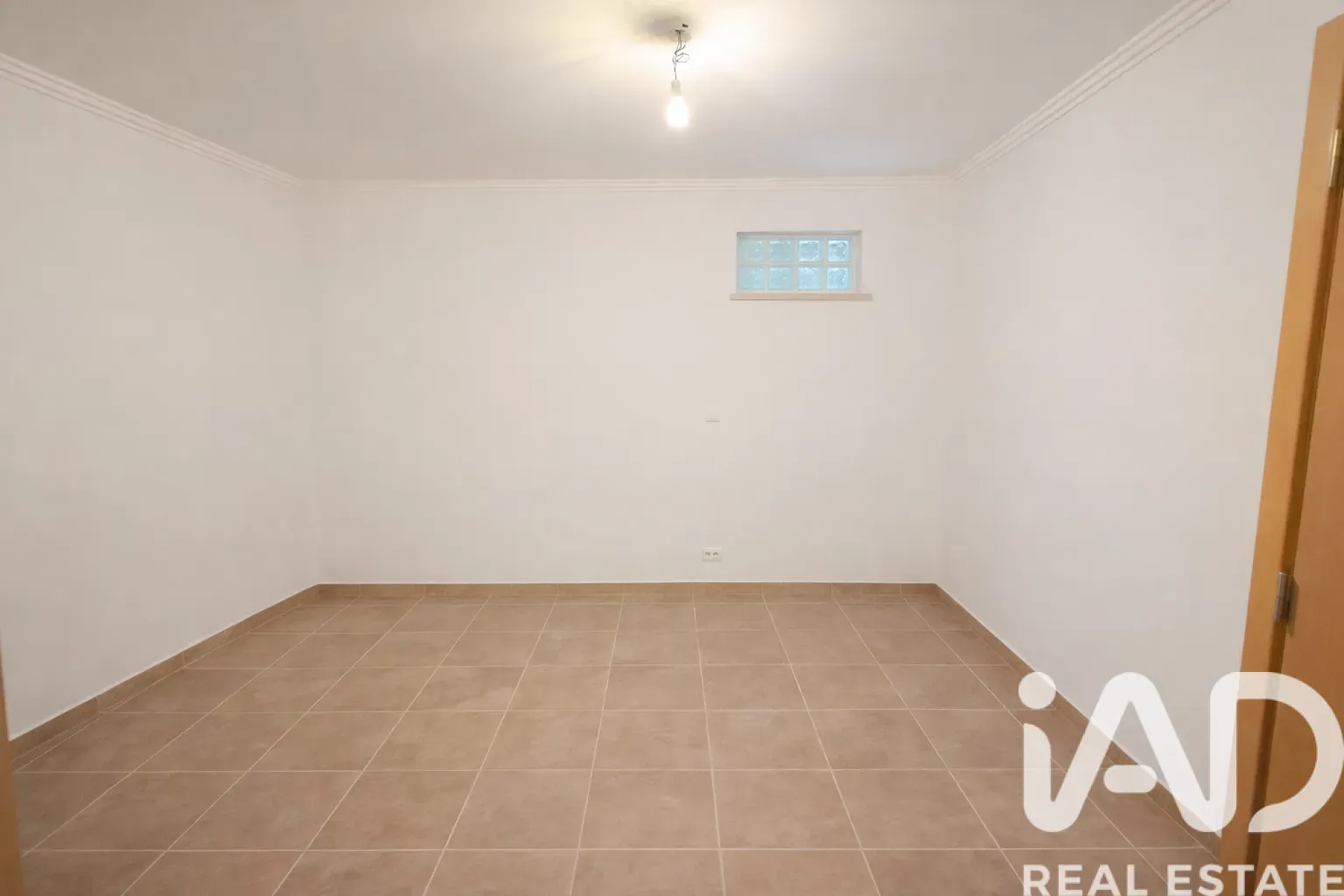 Contemporary 4-Bedroom House with Garden and Parking in Santo Isidoro, Portugal - View image 25 of 29