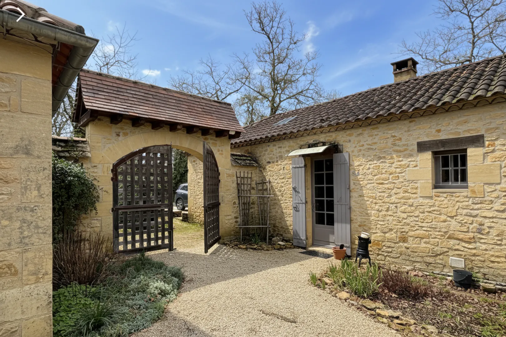 Historic 9-Bedroom Estate with Guesthouses in Dordogne's Périgord Noir - Image 3