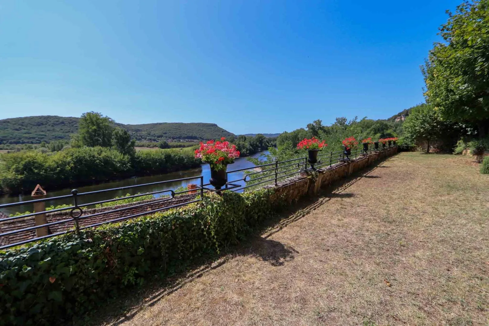 Historic 7-Bedroom House Overlooking Dordogne River in Beynac-et-Cazenac - View image 25 of 40