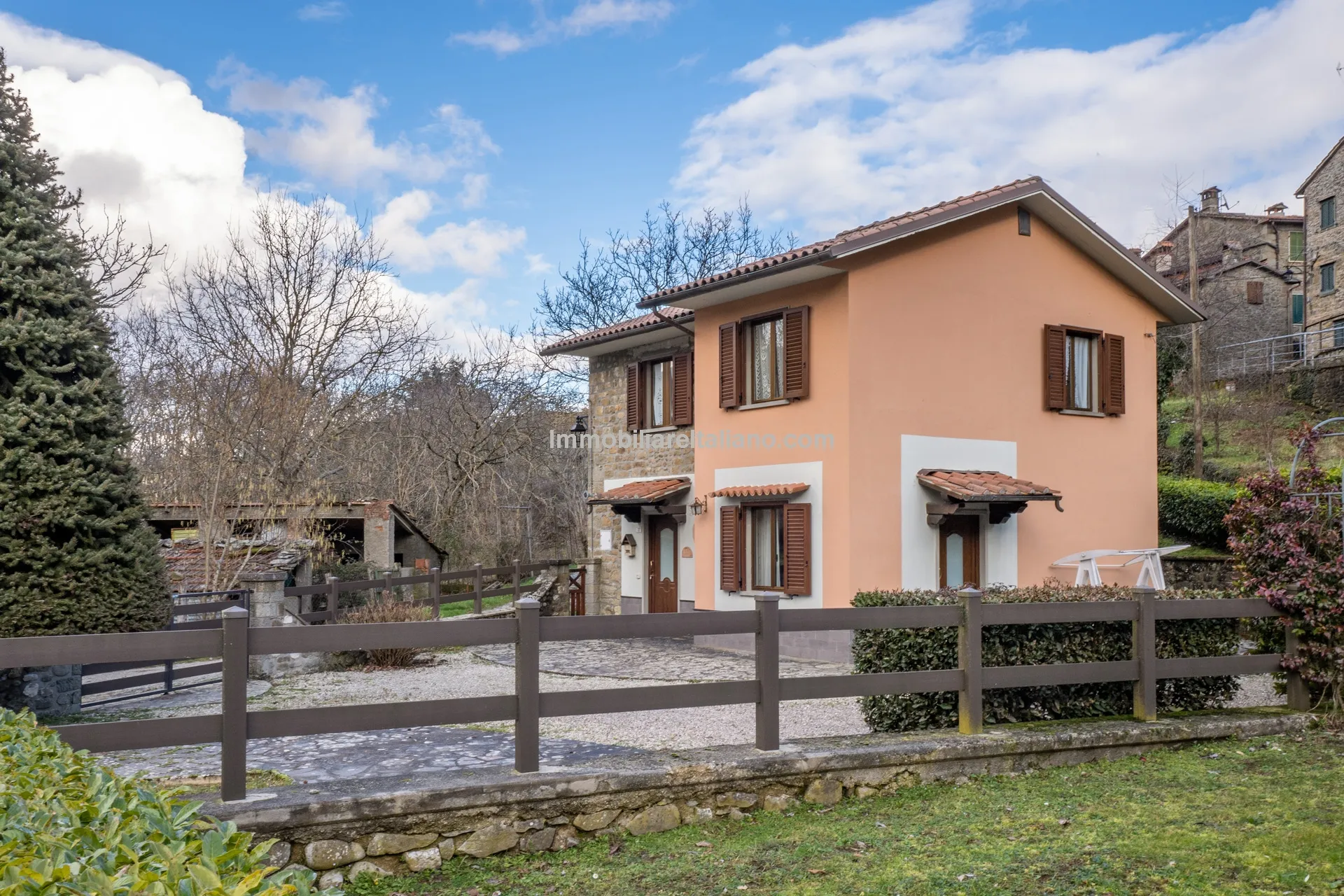 3-Bedroom Villa with Private Garden in Tuscany's Scenic Countryside - Image 1