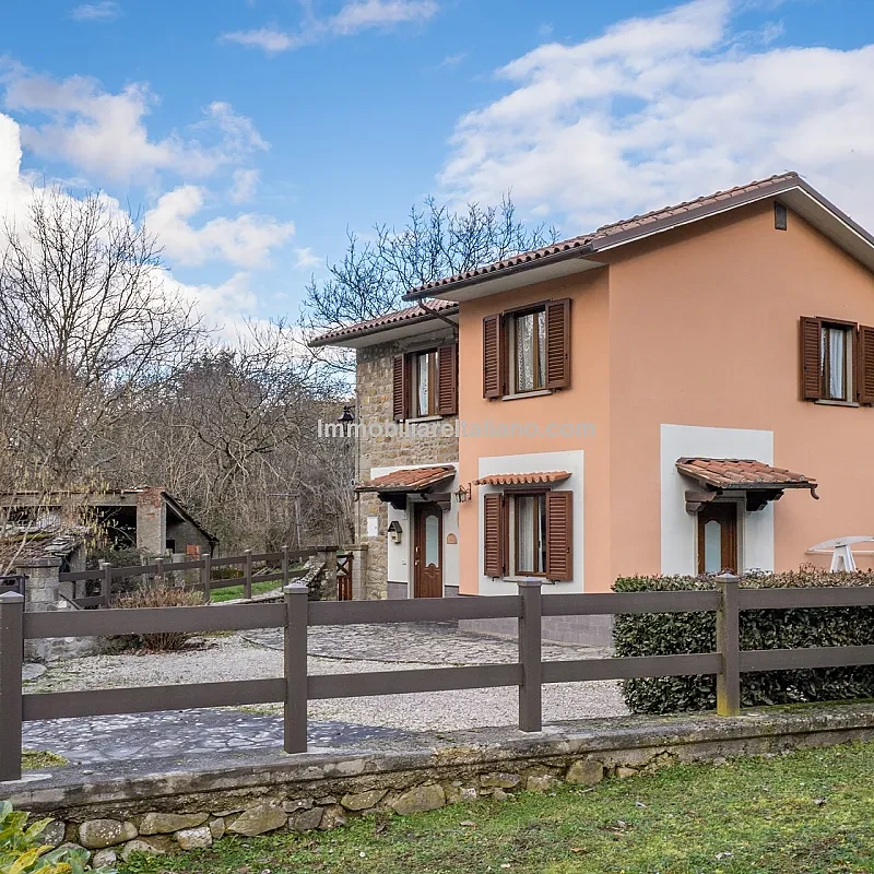 Villa med 3 soveværelser og privat have i det naturskønne landskab i Toscana
