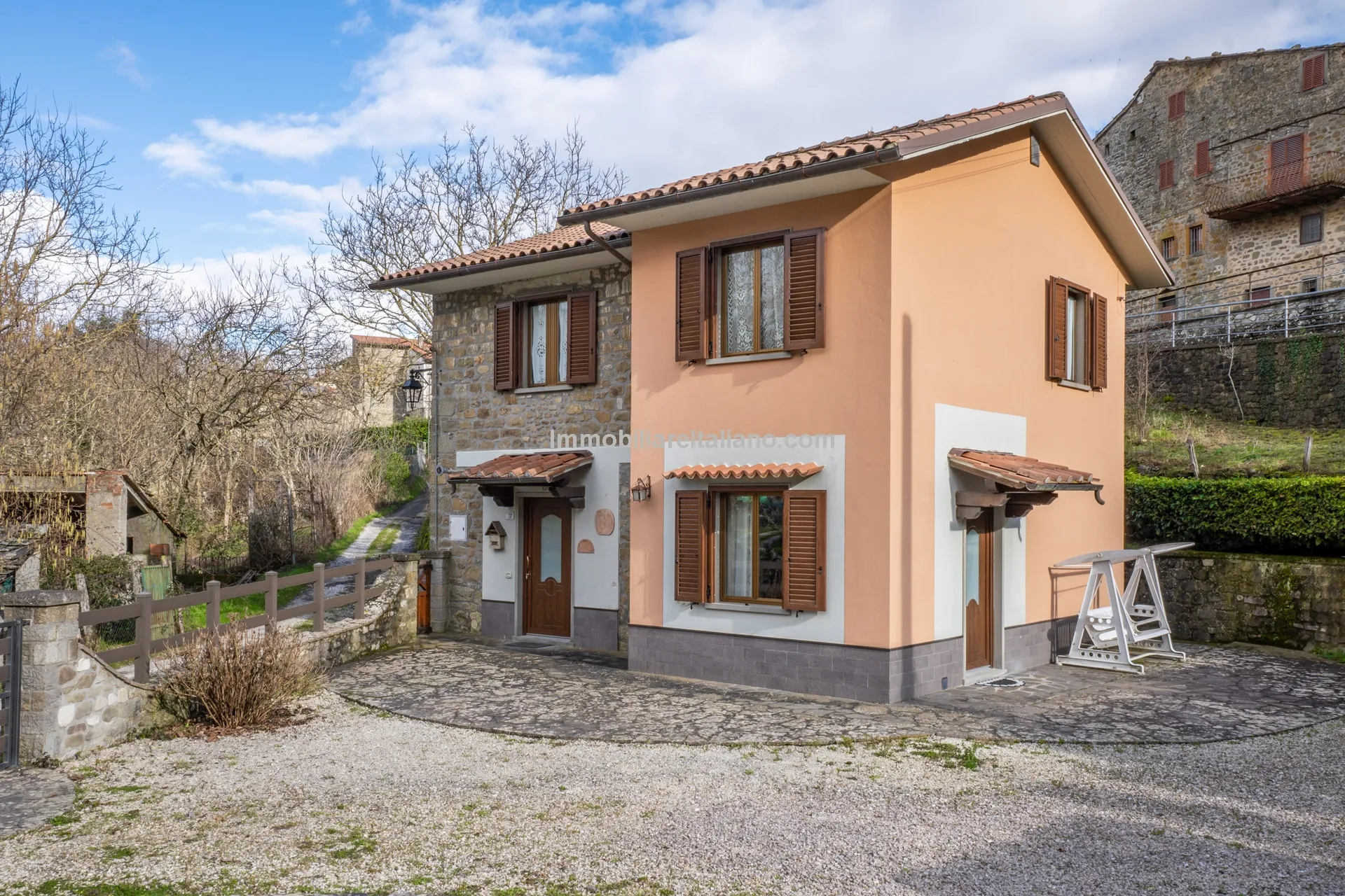 3-Bedroom Villa with Private Garden in Tuscany's Scenic Countryside - Image 2