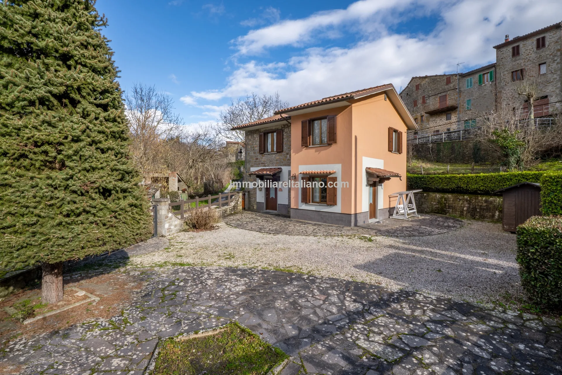 3-Bedroom Villa with Private Garden in Tuscany's Scenic Countryside - Image 4