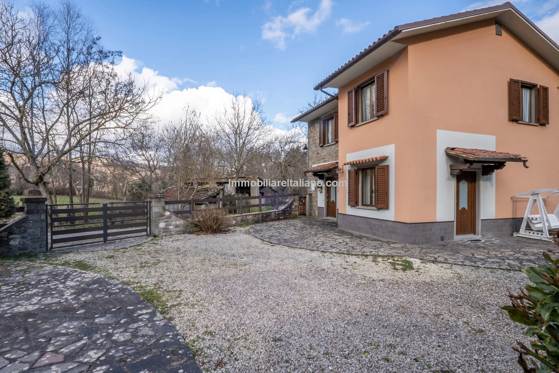 3-Bedroom Villa with Private Garden in Tuscany's Scenic Countryside - View image 8 of 37