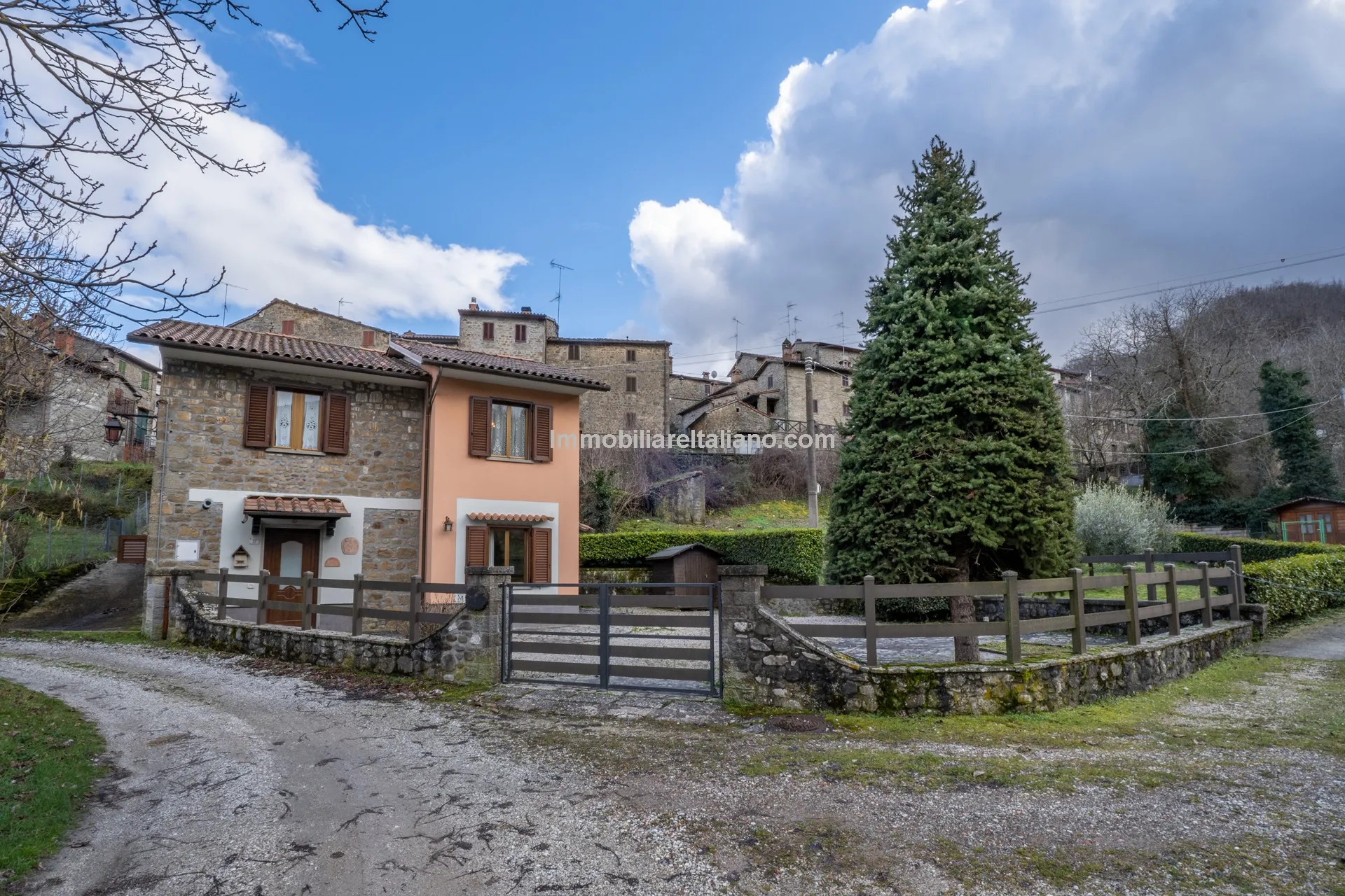 3-Bedroom Villa with Private Garden in Tuscany's Scenic Countryside - View image 9 of 37