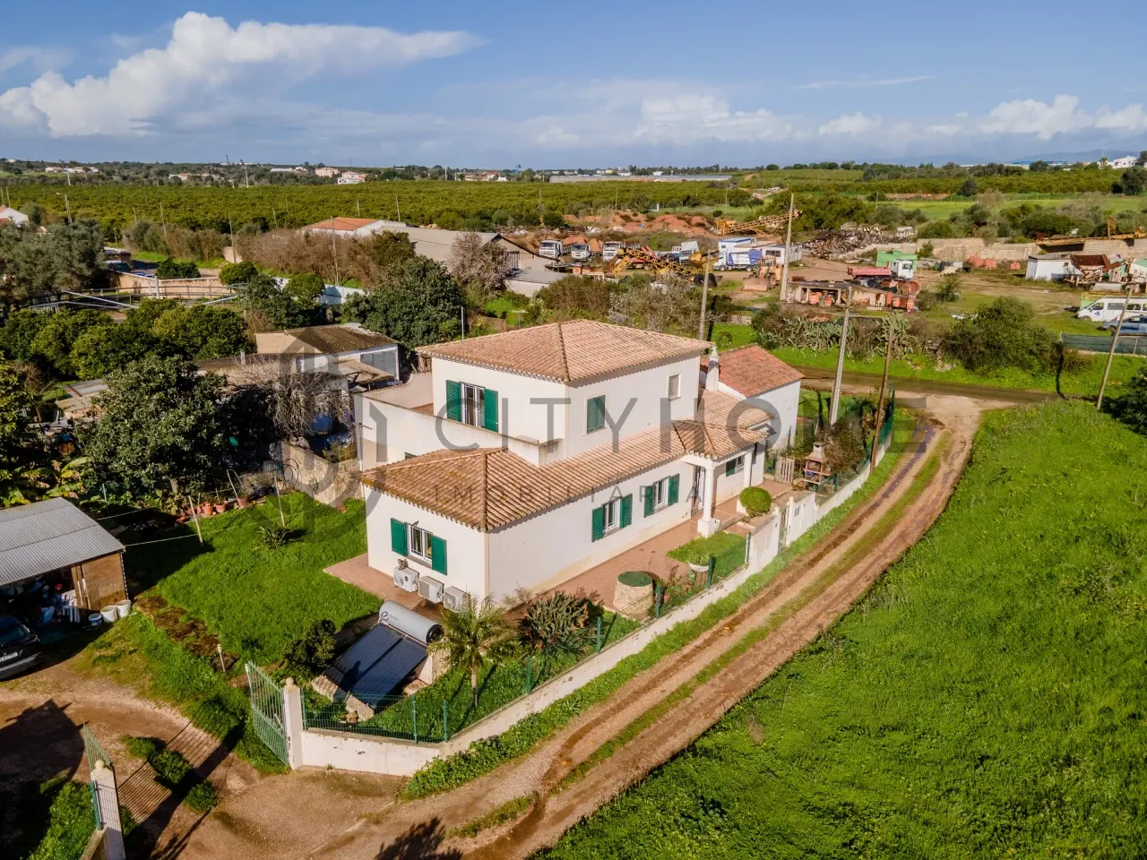 Three-Bedroom House with Expansive Garden near Lagoa, Algarve - Image 1