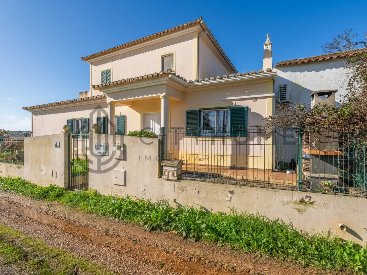 Three-Bedroom House with Expansive Garden near Lagoa, Algarve - Image 2