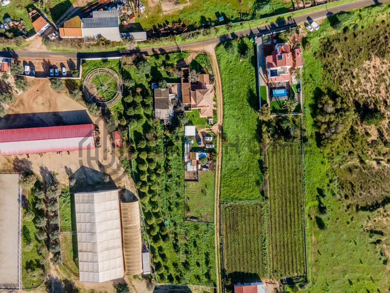 Three-Bedroom House with Expansive Garden near Lagoa, Algarve - Image 5