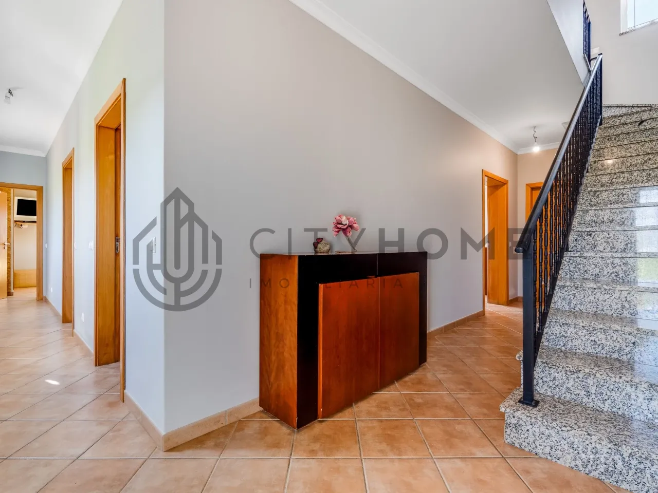 Three-Bedroom House with Expansive Garden near Lagoa, Algarve - View image 8 of 32