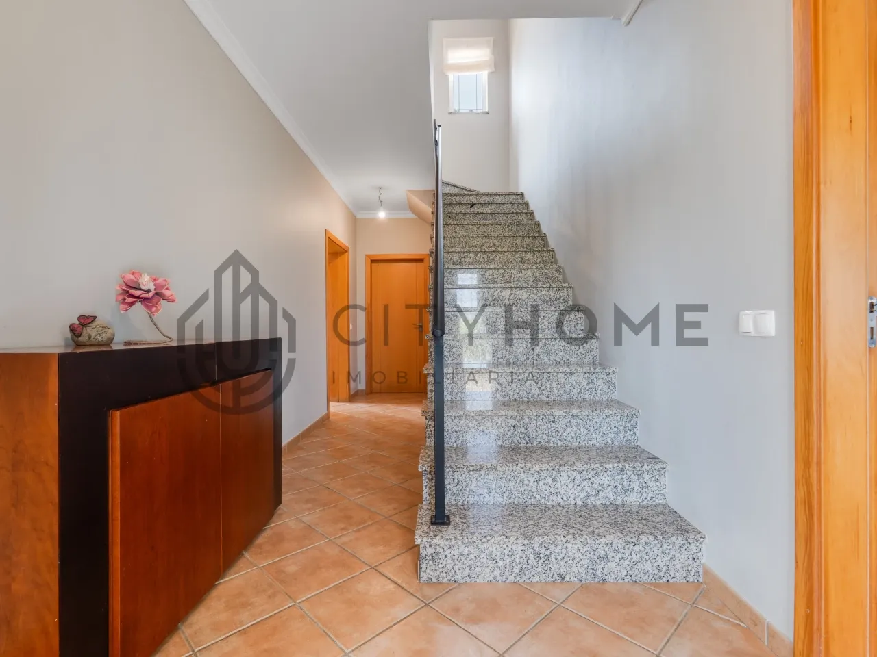 Three-Bedroom House with Expansive Garden near Lagoa, Algarve - View image 9 of 32