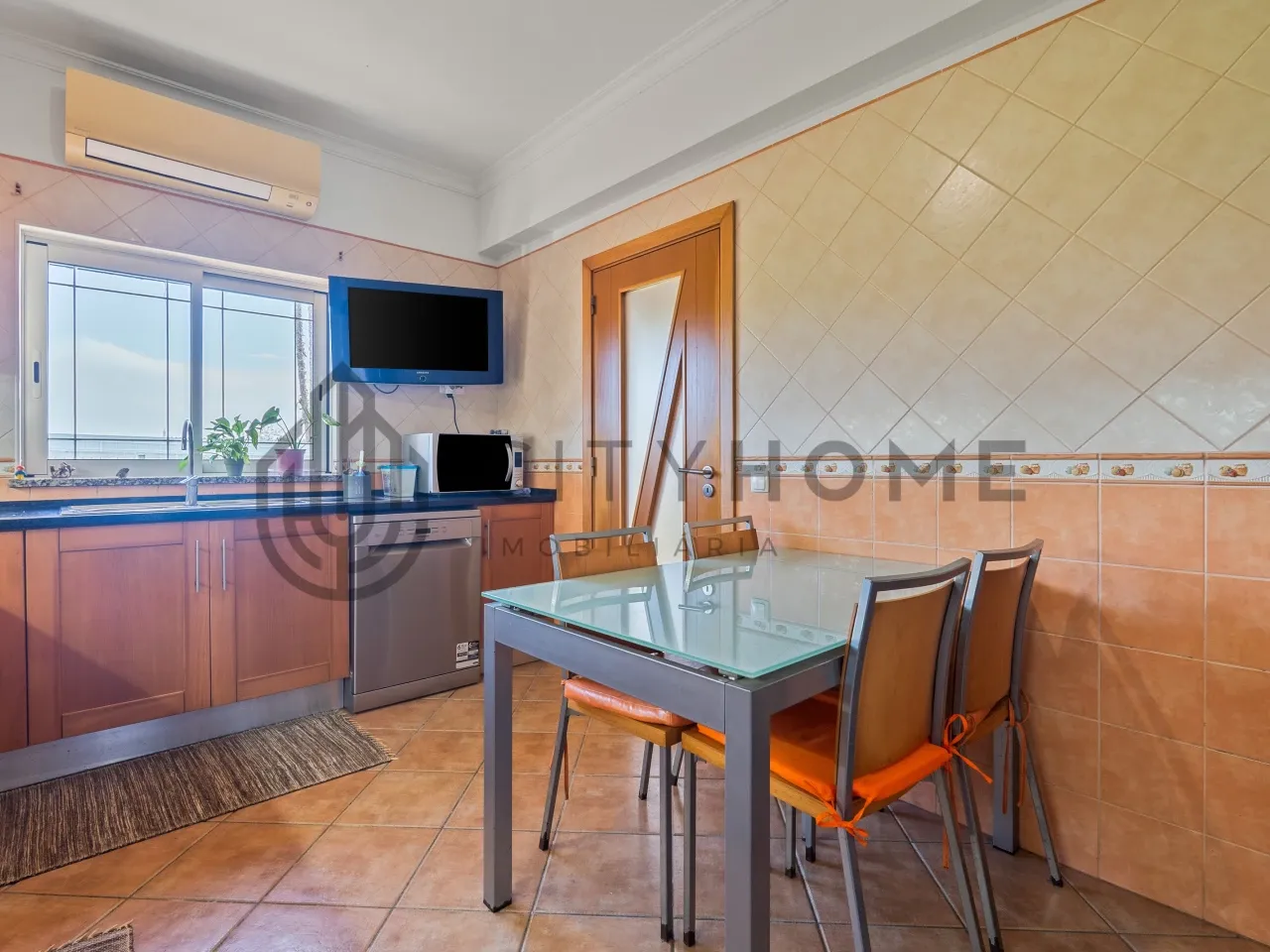 Three-Bedroom House with Expansive Garden near Lagoa, Algarve - View image 10 of 32