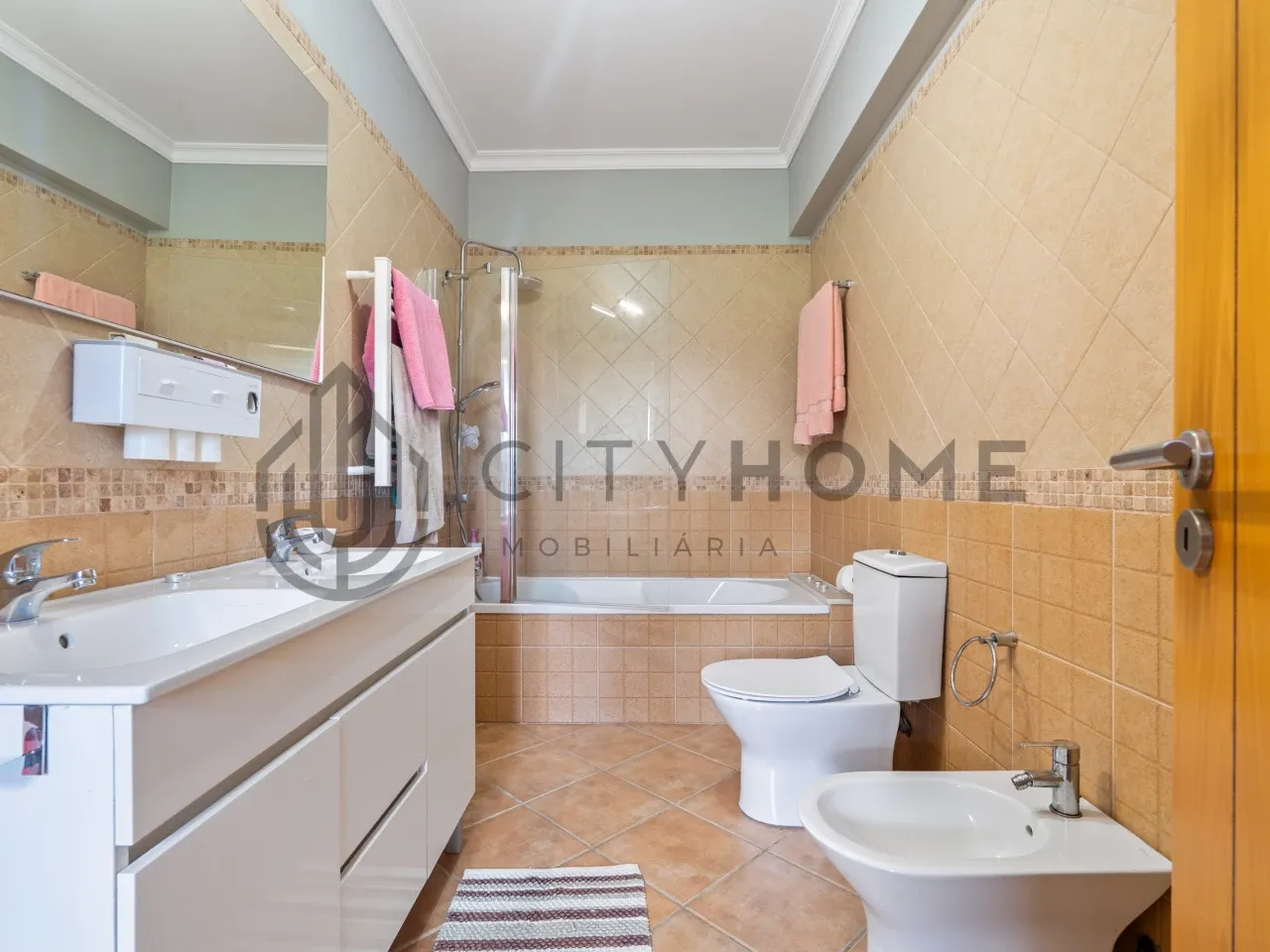 Three-Bedroom House with Expansive Garden near Lagoa, Algarve - View image 17 of 32