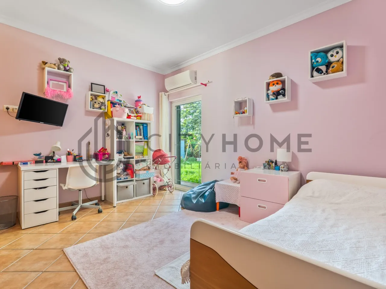 Three-Bedroom House with Expansive Garden near Lagoa, Algarve - View image 19 of 32