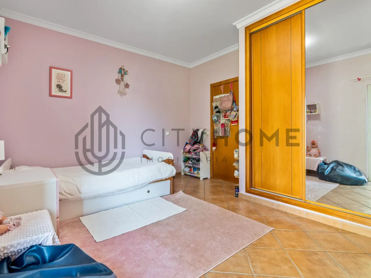 Three-Bedroom House with Expansive Garden near Lagoa, Algarve - View image 20 of 32