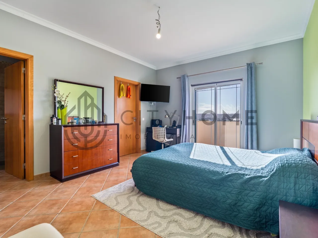 Three-Bedroom House with Expansive Garden near Lagoa, Algarve - View image 25 of 32