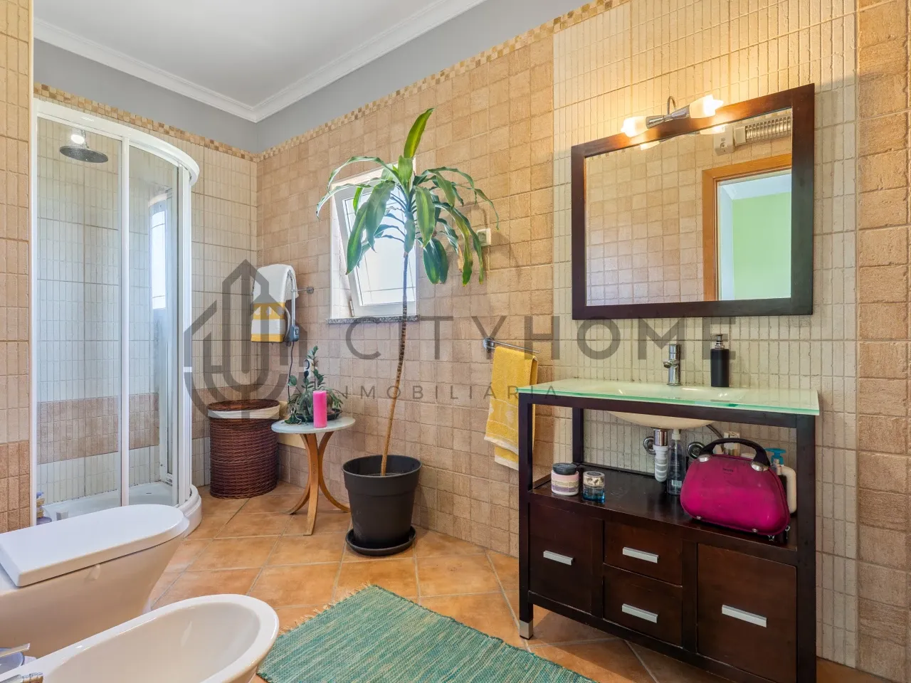 Three-Bedroom House with Expansive Garden near Lagoa, Algarve - View image 26 of 32