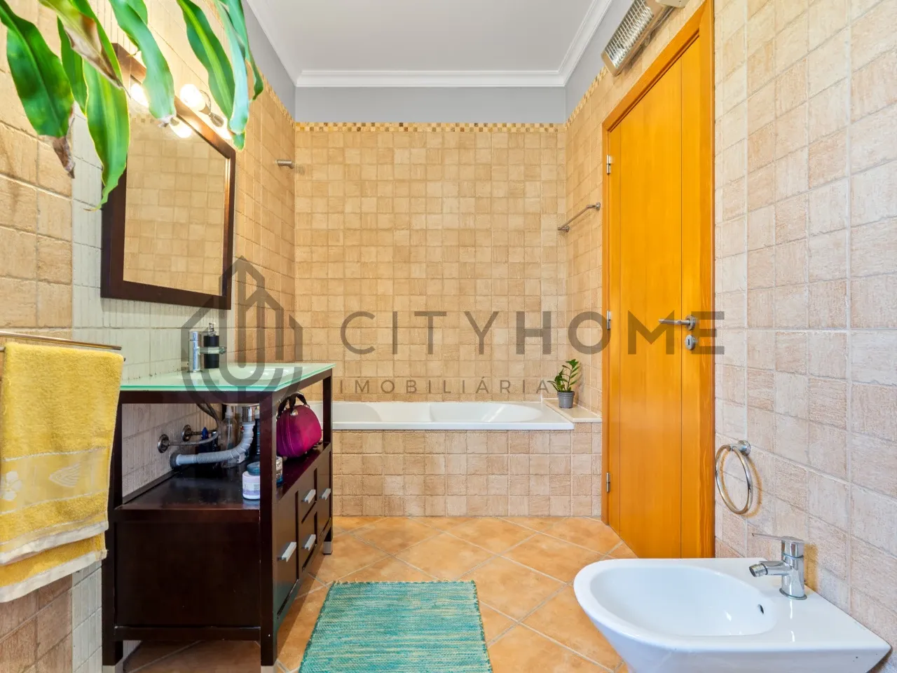 Three-Bedroom House with Expansive Garden near Lagoa, Algarve - View image 27 of 32