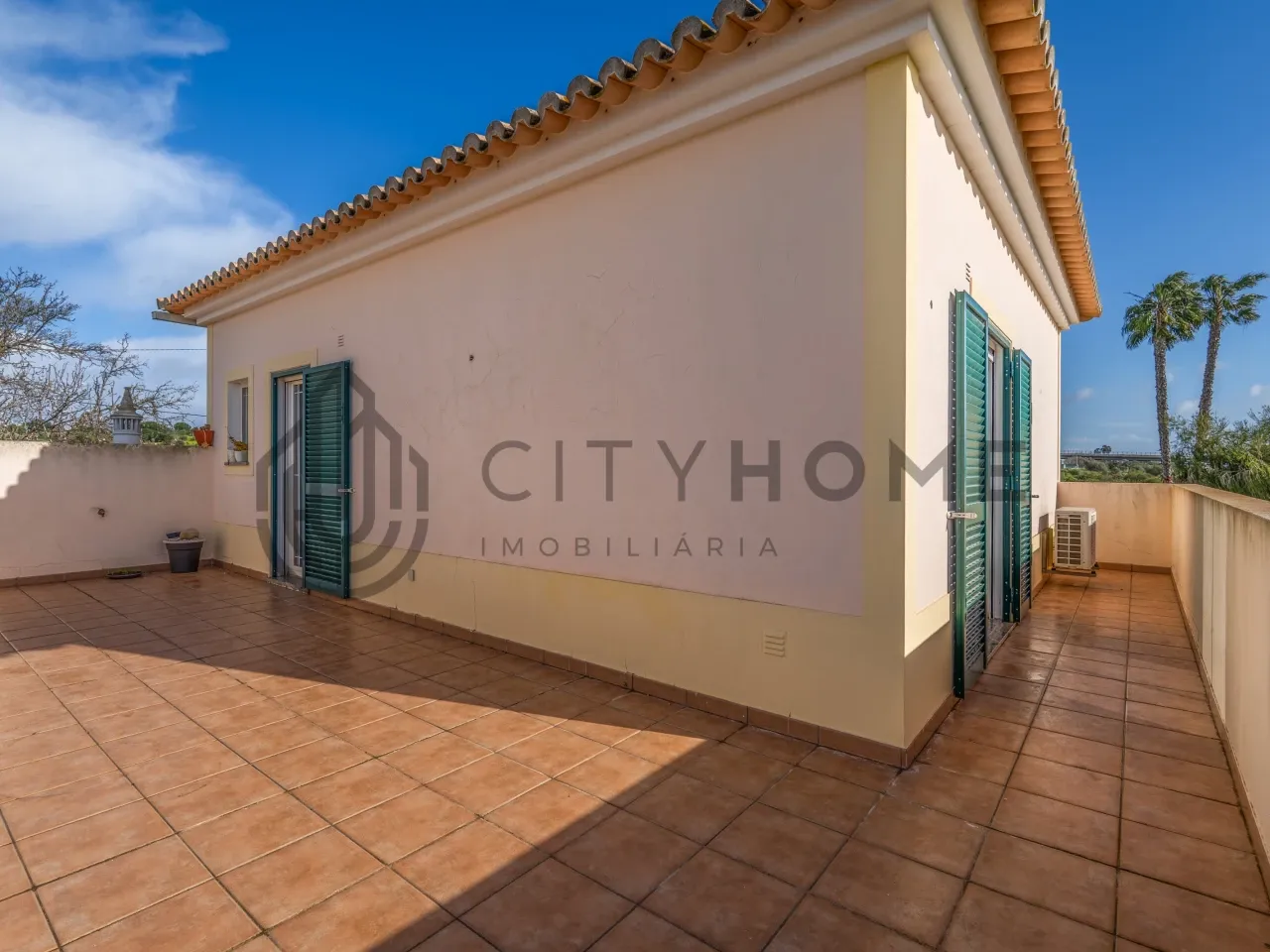 Three-Bedroom House with Expansive Garden near Lagoa, Algarve - View image 28 of 32