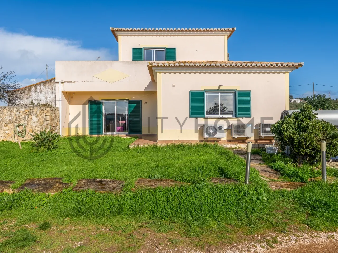 Three-Bedroom House with Expansive Garden near Lagoa, Algarve - View image 30 of 32