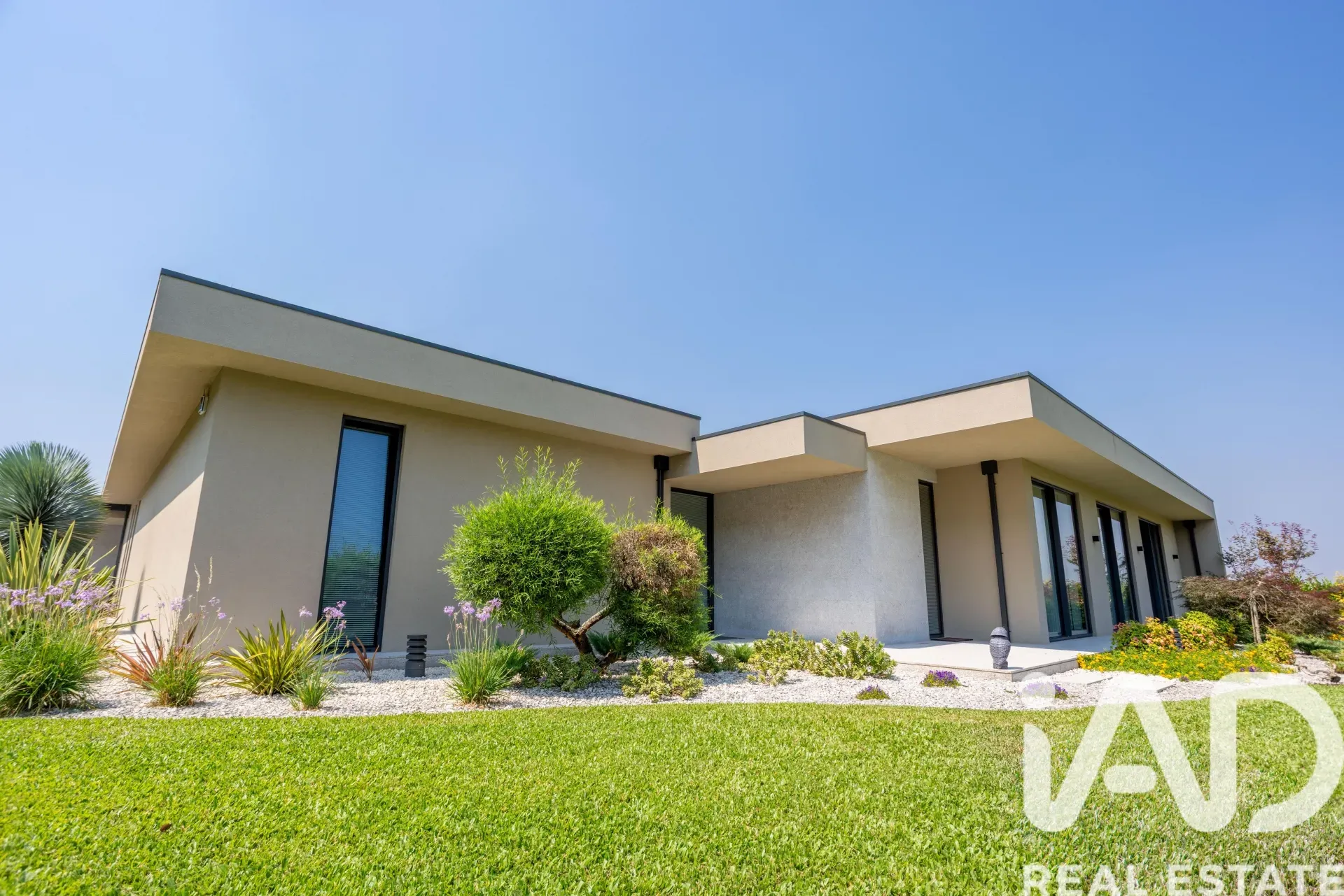 Contemporary 3-Bedroom House with Pool and Garden in Santo Tirso, Portugal - Image 4