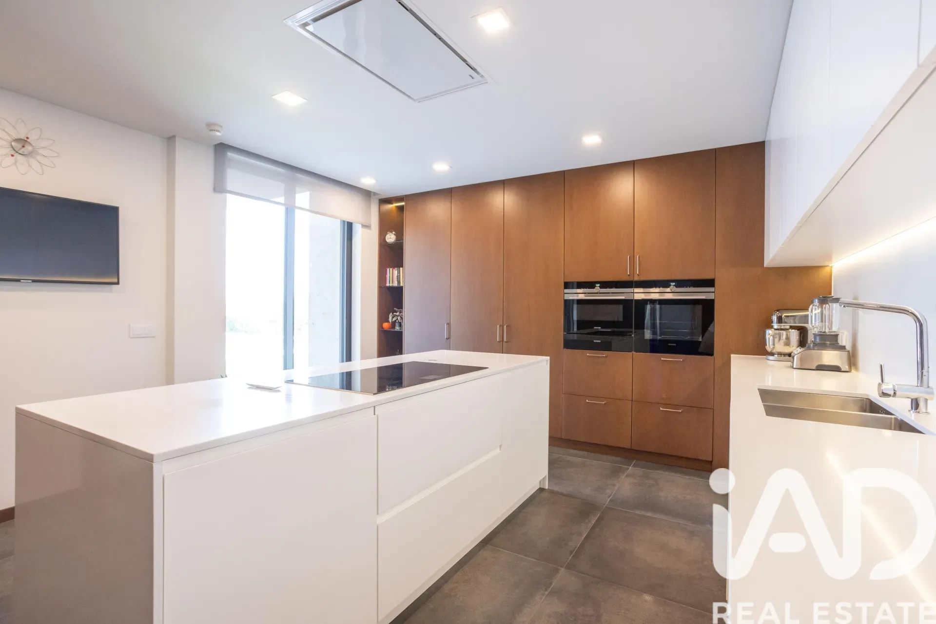 Contemporary 3-Bedroom House with Pool and Garden in Santo Tirso, Portugal - View image 31 of 38