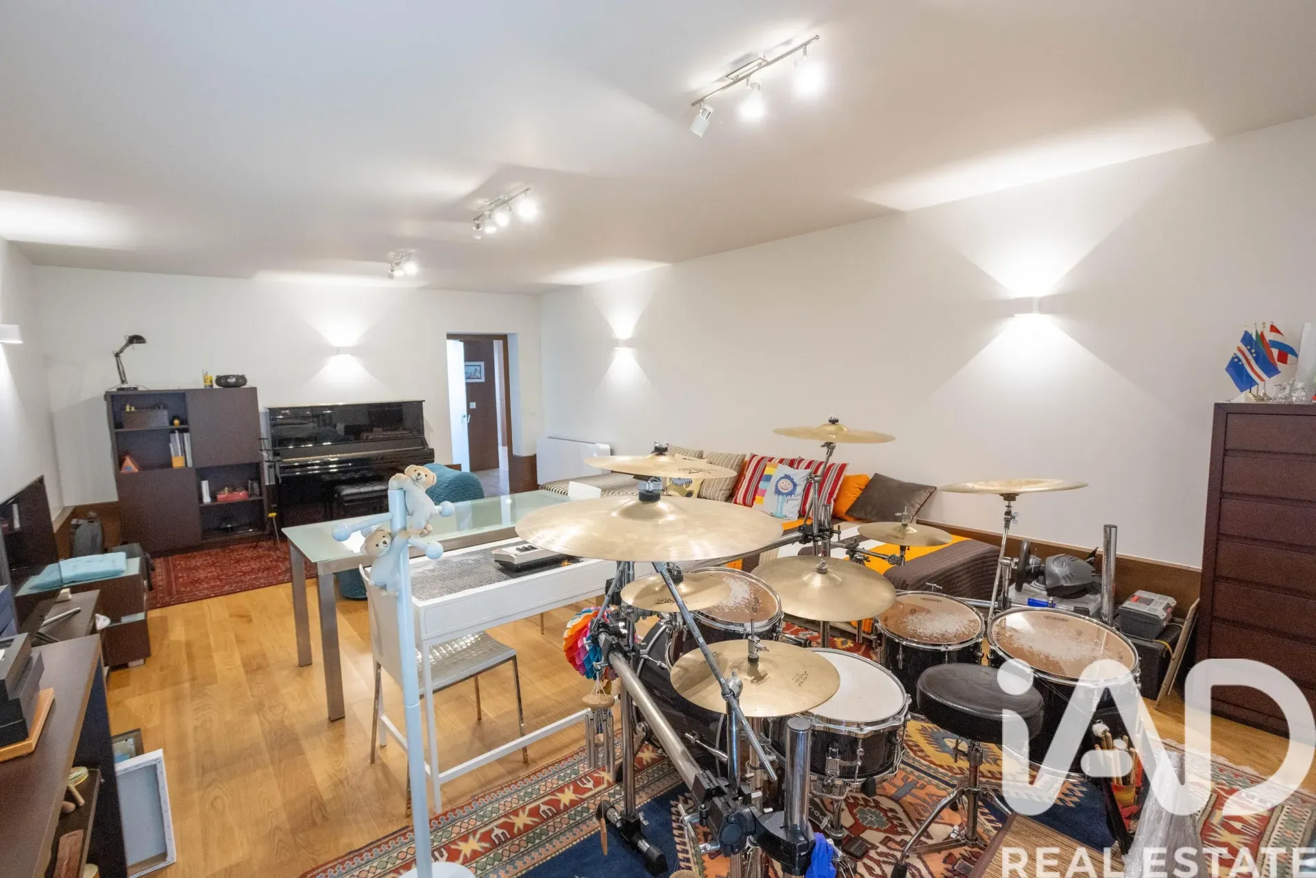 Contemporary 3-Bedroom House with Pool and Garden in Santo Tirso, Portugal - View image 33 of 38