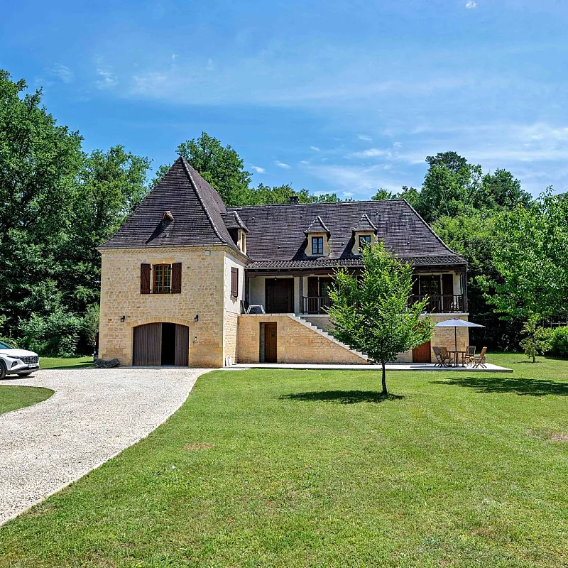 Spacious 3-Bedroom House with Expansive Garden in Montignac, France