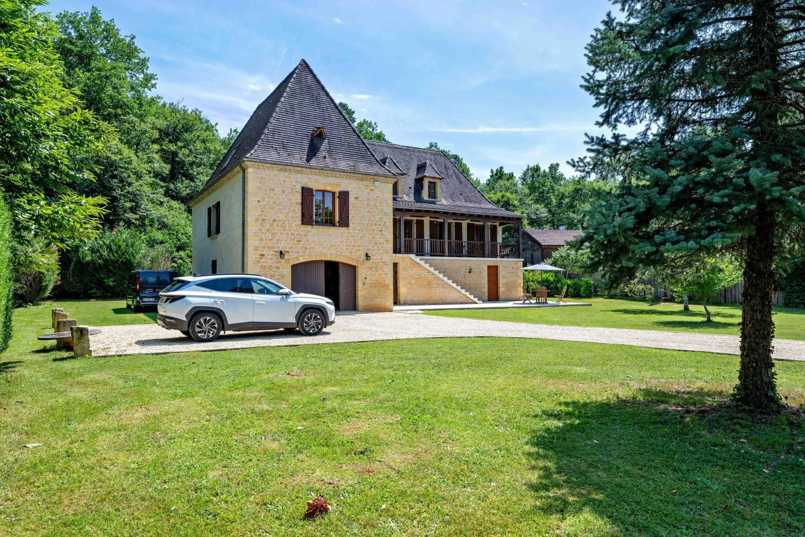 Spacious 3-Bedroom House with Expansive Garden in Montignac, France - Image 3