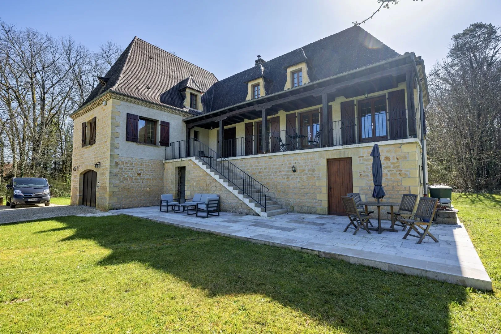 Spacious 3-Bedroom House with Expansive Garden in Montignac, France - Image 4