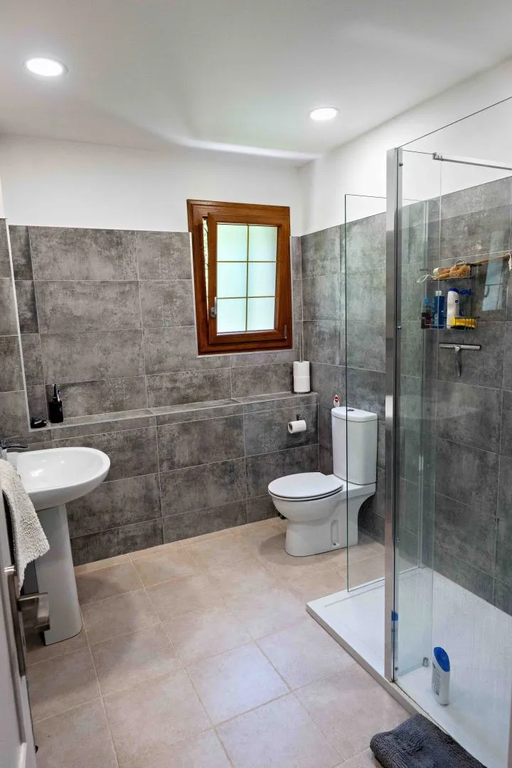 Spacious 3-Bedroom House with Expansive Garden in Montignac, France - View image 14 of 30