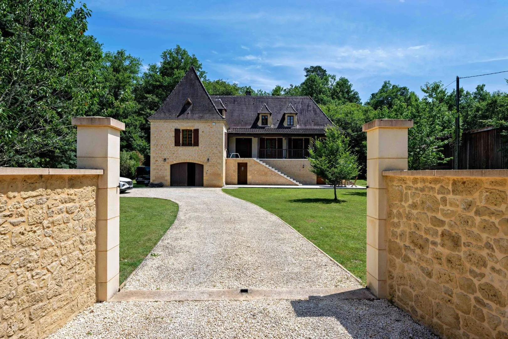 Spacious 3-Bedroom House with Expansive Garden in Montignac, France - View image 17 of 30