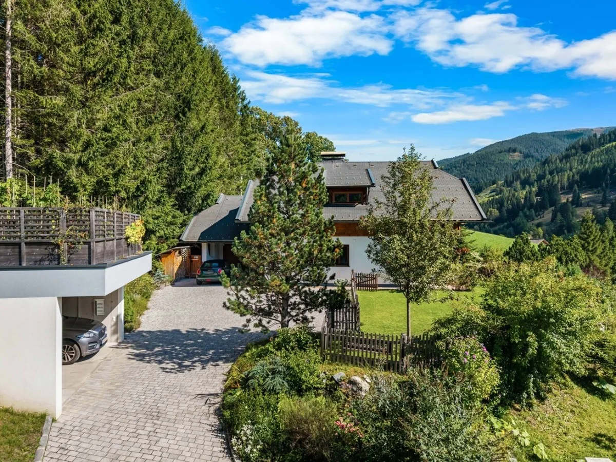 Alpine Retreat with Balcony and Terrace in Bad Kleinkirchheim - Image 3