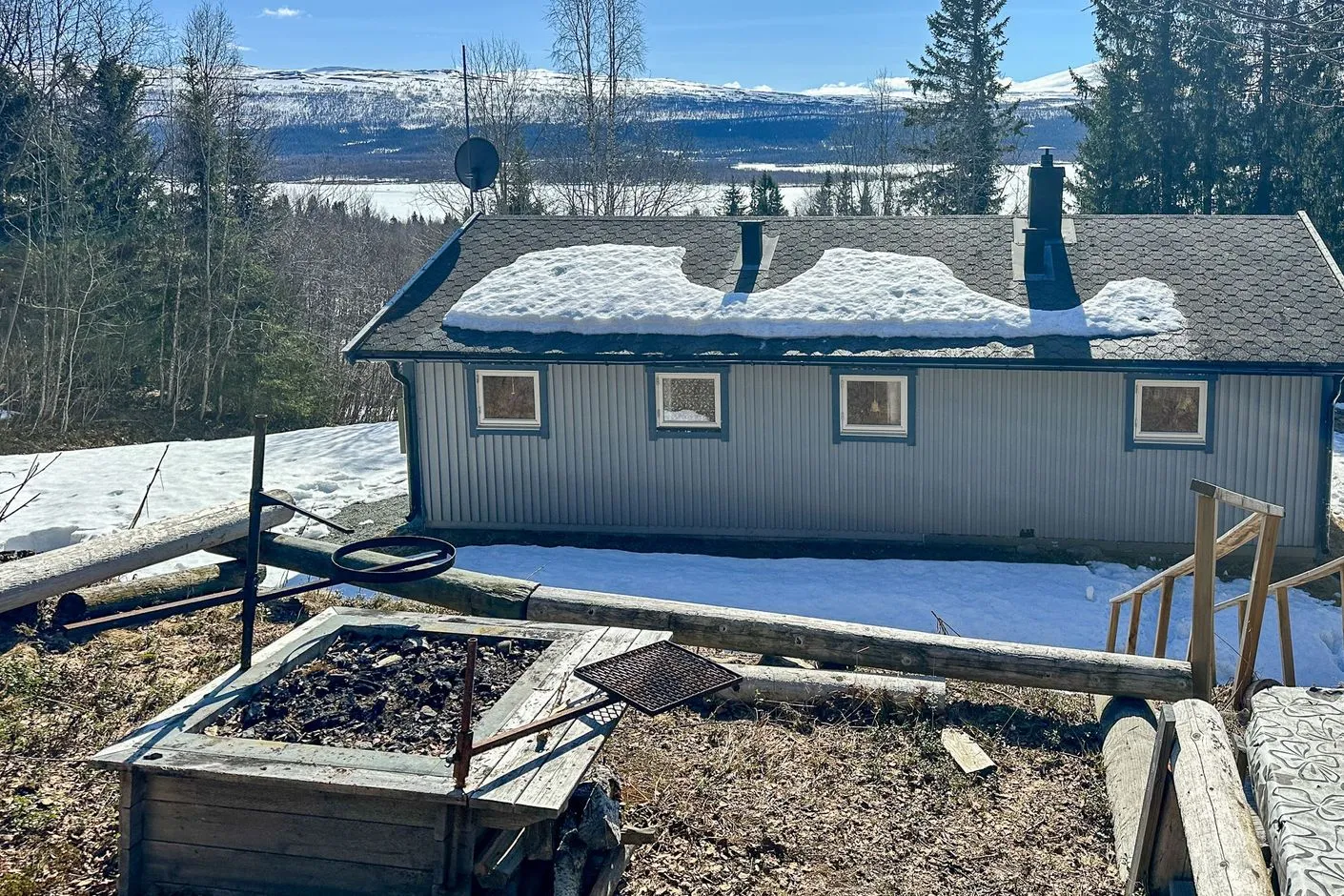 1980s Swedish Retreat with Expansive Garden and Wood Heating - Image 4