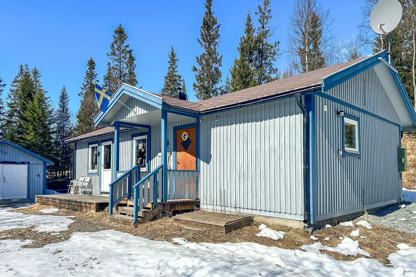 1980s Swedish Retreat with Expansive Garden and Wood Heating - Image 1