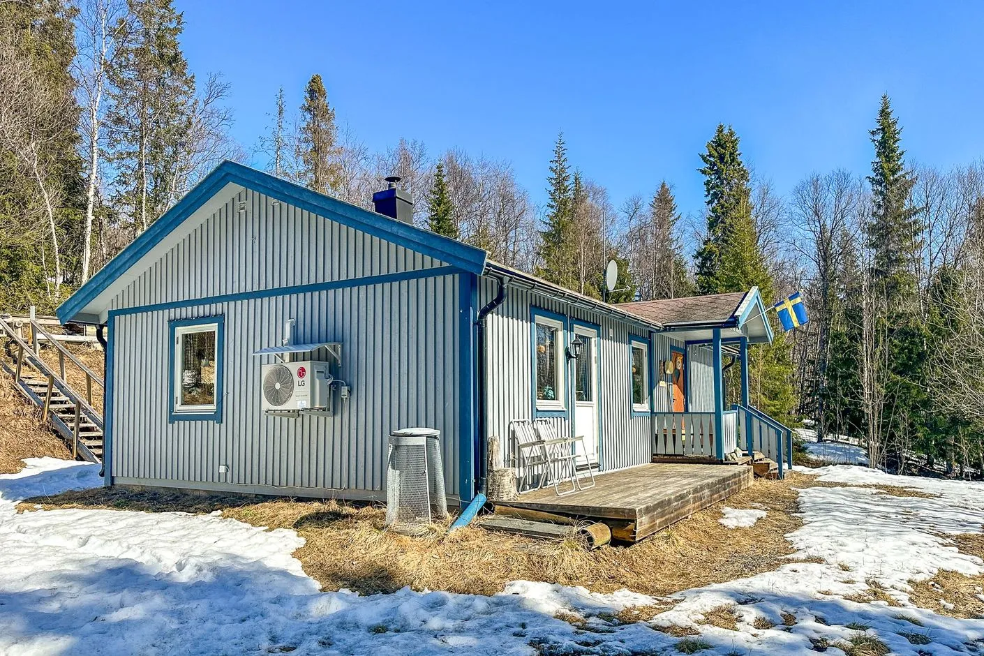 1980s Swedish Retreat with Expansive Garden and Wood Heating - Image 2