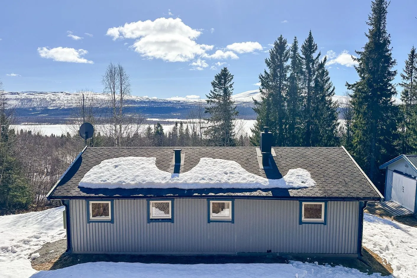 1980s Swedish Retreat with Expansive Garden and Wood Heating - Image 3