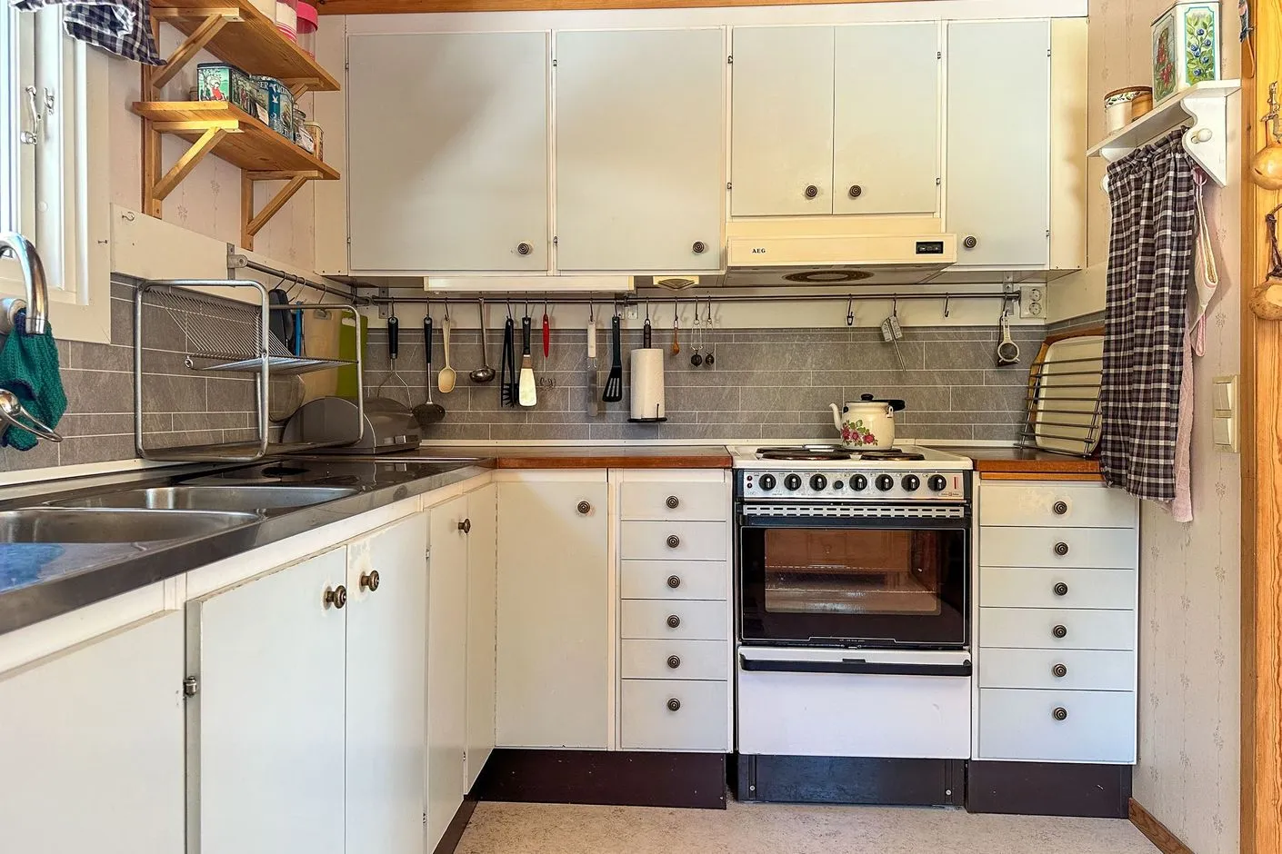 1980s Swedish Retreat with Expansive Garden and Wood Heating - View image 6 of 24